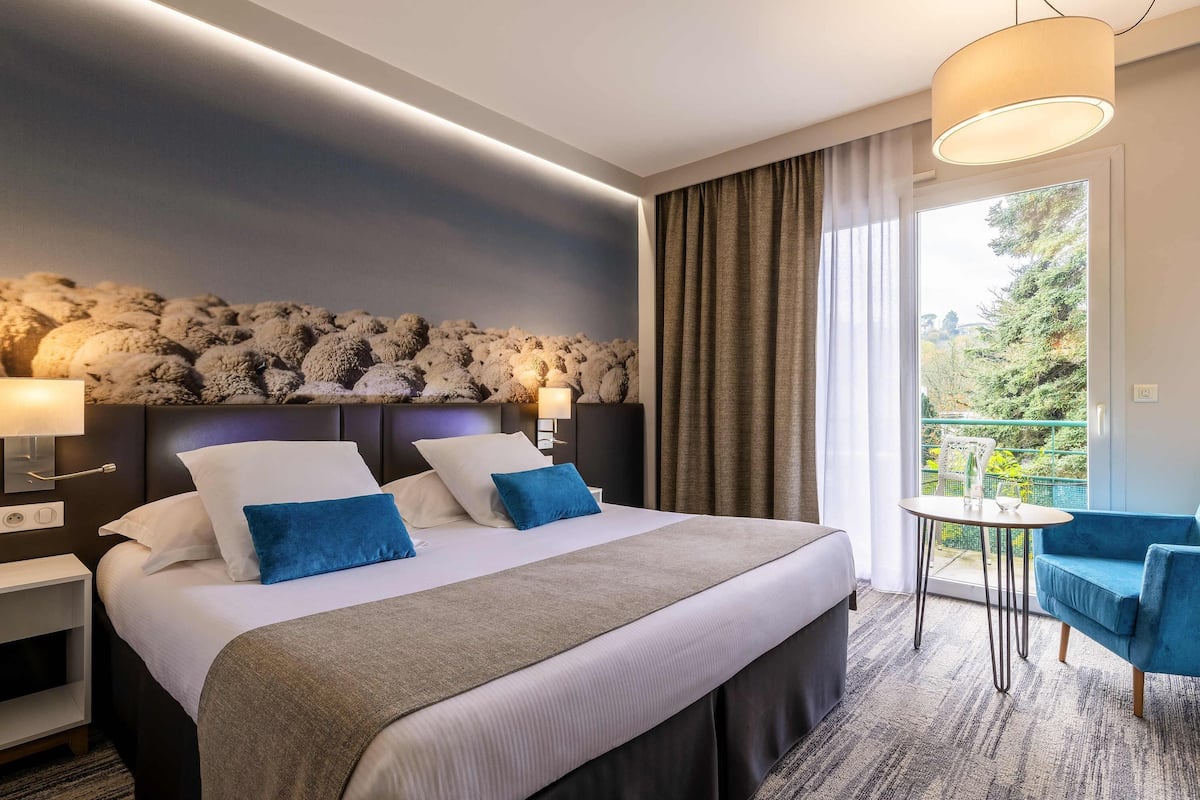 superior room, 1 king bed, balcony | minibar, desk, soundproofing, free cots/infant beds