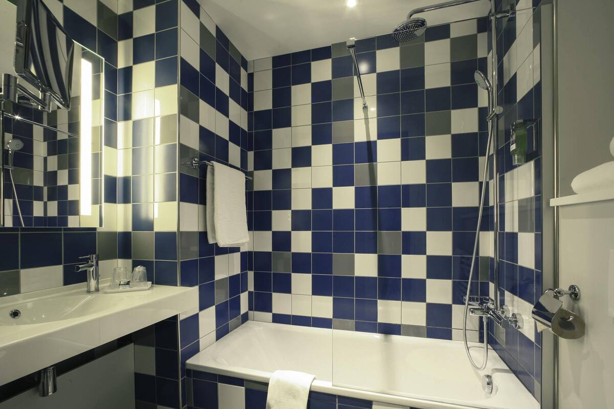 Minibar, desk, soundproofing, free cots/infant beds