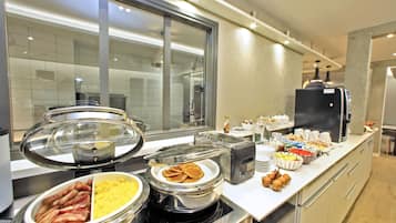 Colazione a buffet, servita tutte le mattine (16 EUR a persona)