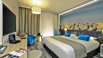 Bar mini, meja, kalis bunyi, katil bayi/kot (percuma)