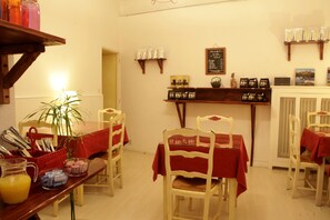 Tägliches Frühstücksbuffet (8.00 EUR pro Person)