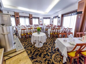 Frühstück, Mittagessen, Abendessen, französische Küche 