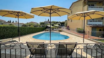 Piscine extérieure, chaises longues