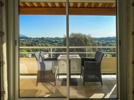 高级双人  房, 阳台 | 高档床上用品、迷你吧、客房内保险箱、办公桌