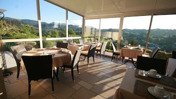 Petit déjeuner continental (20 EUR par personne)