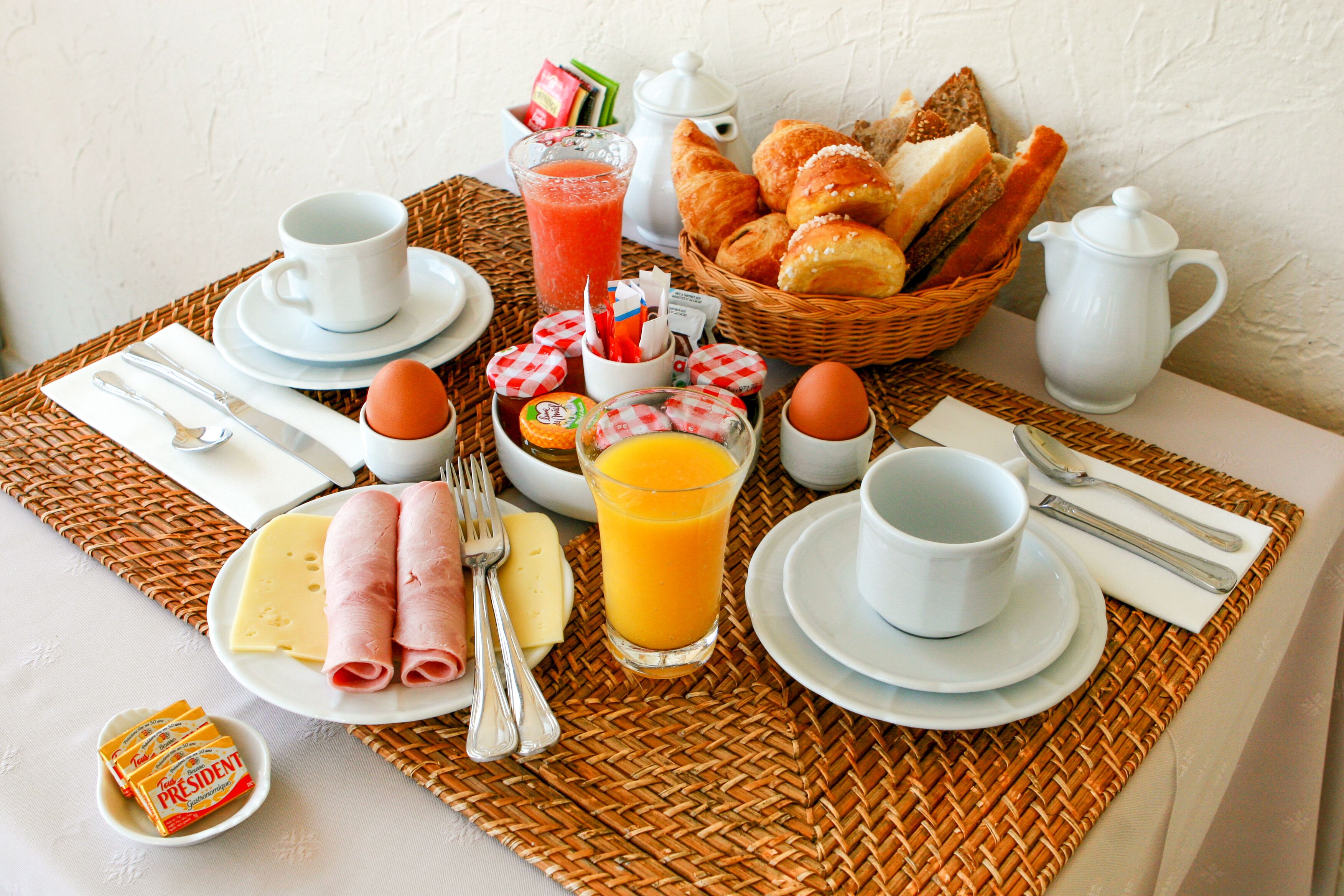 daily continental breakfast (eur 20 per person)