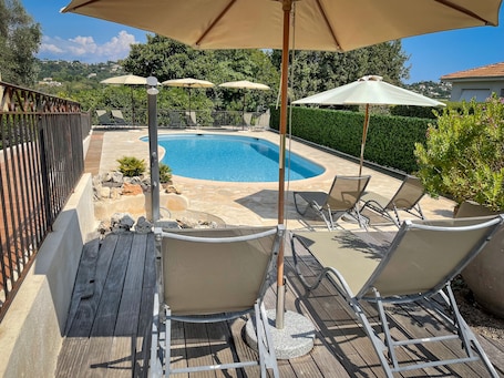 Outdoor pool, sun loungers. Hotel Marc Hely