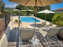 Piscina externa, espreguiçadeiras