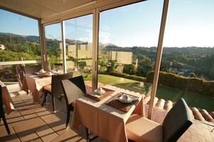 Café da manhã continental todos os dias (EUR 20 por pessoa) 