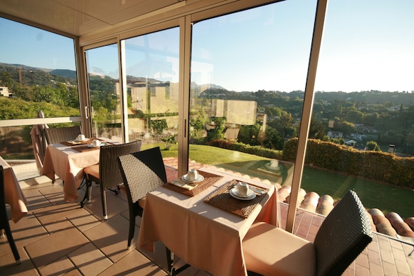 Daily continental breakfast (EUR 20 per person) - Hotel Marc Hely (La Colle-sur-Loup)