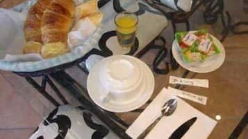 Daily continental breakfast (EUR 8 per person)