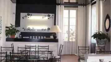 Daily continental breakfast (EUR 8 per person)