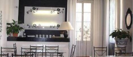 朝食 (コンチネンタル ブレックファスト)、毎日提供 (1 名様 8 EUR)