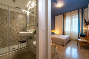 Chambre Standard Double ou avec lits jumeaux, 1 chambre | Salle de bain | Douche, articles de toilette gratuits, sĂšche-cheveux, bidet