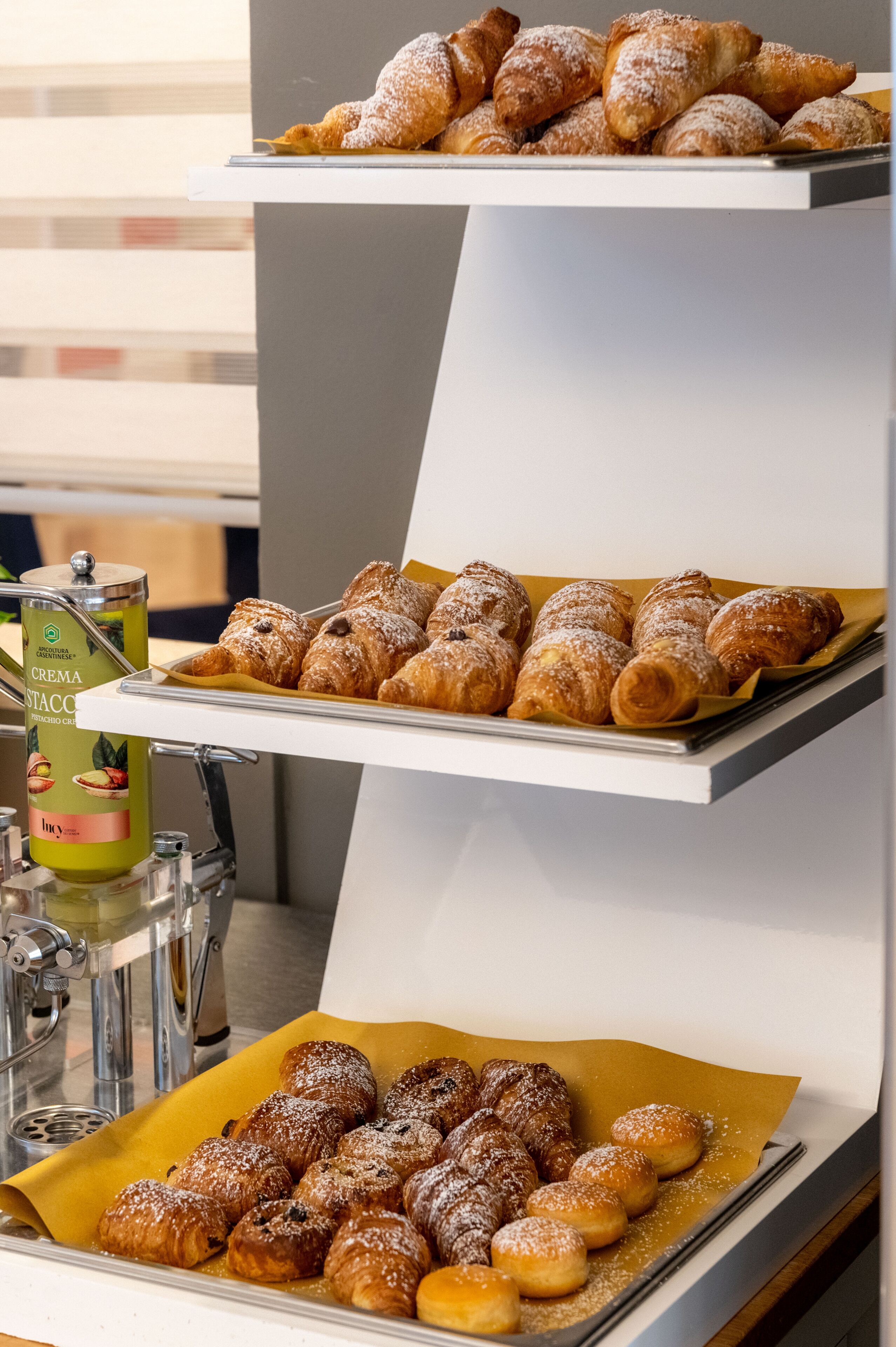 Une présentation variée de pâtisseries sur un plateau à étages.