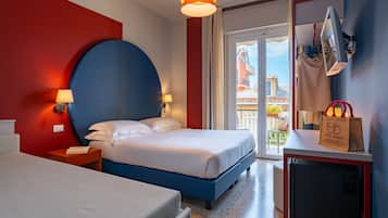 Une chambre d’hôtel avec un lit, des tables de chevet, une lampe, un téléviseur et une vue sur l’extérieur.
