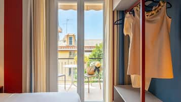 Superior-Zimmer, 1 Schlafzimmer, Balkon, Gartenblick | Zimmersafe, Schreibtisch, kostenlose Babybetten, kostenloses WLAN