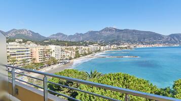 Chambre Supérieure | Minibar, in-room safe, soundproofing, iron/ironing board