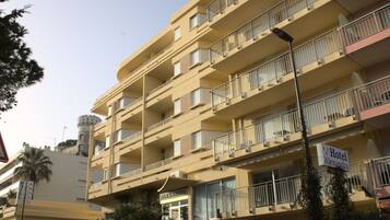 Vista frontal de la propiedad