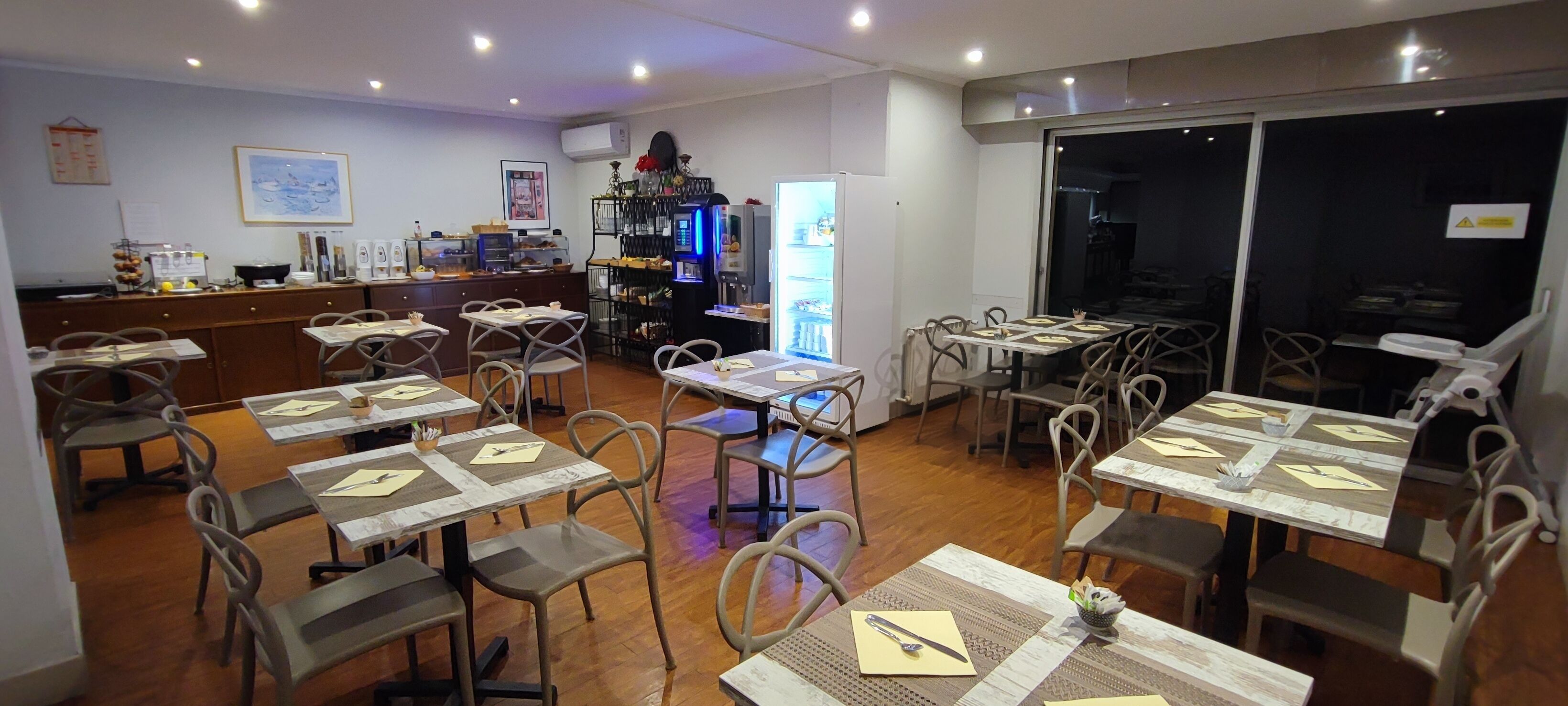 بوفيه فطور يوميًا بتكلفة قدرها (16.00 EUR للشخص)