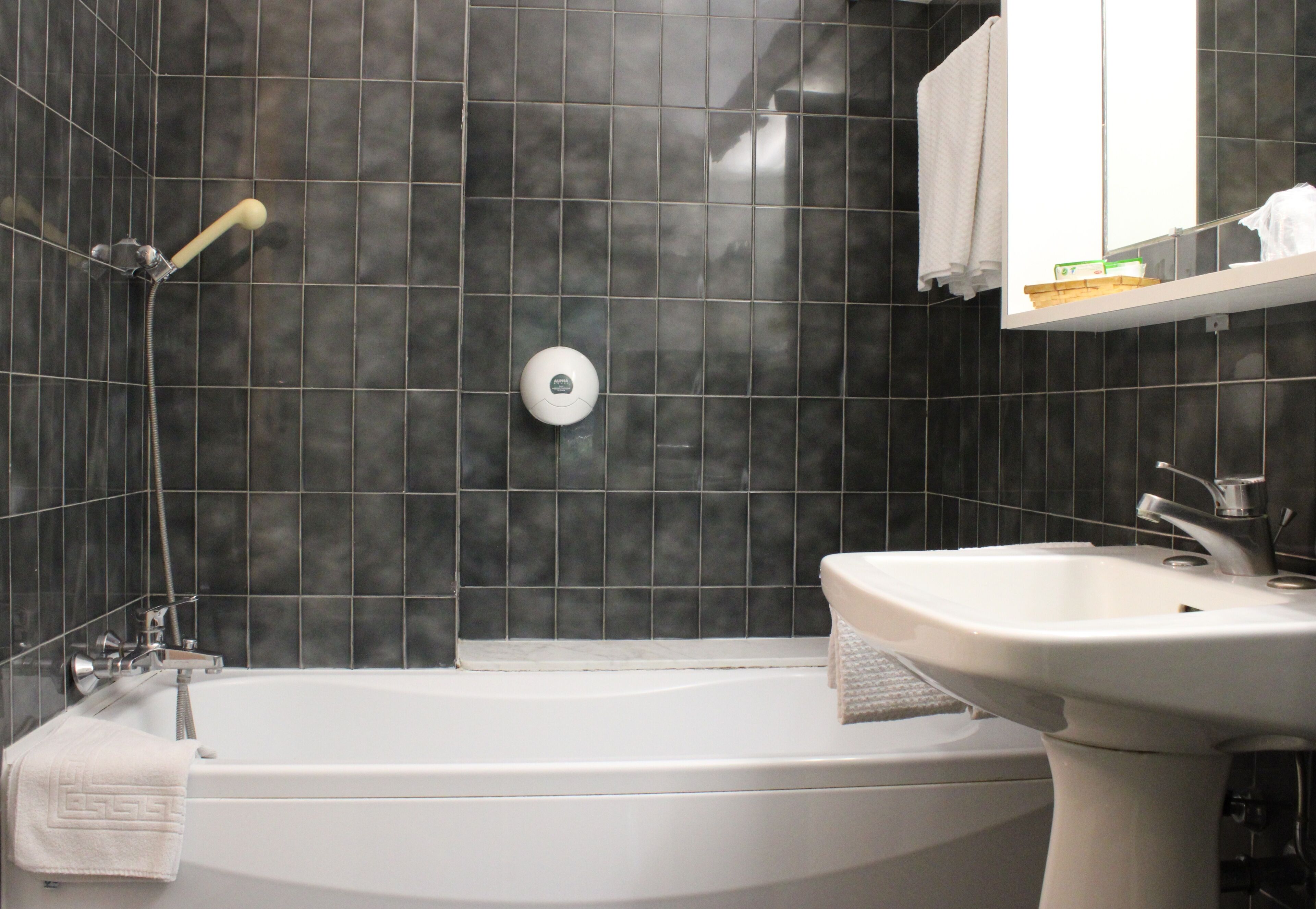 chambre confort | bathroom | free toiletries, hair dryer, bidet, towels