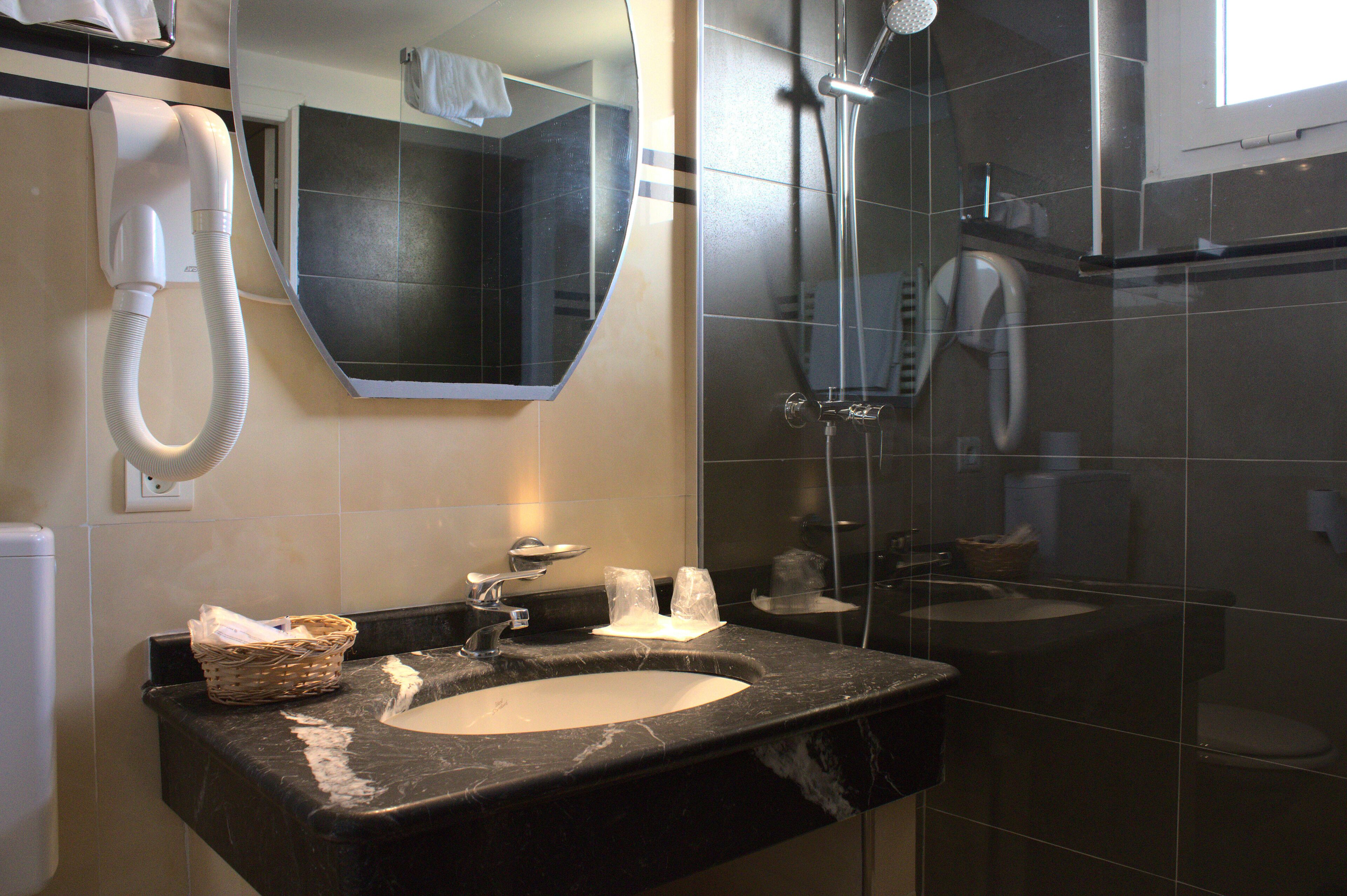 chambre supérieure | bathroom | free toiletries, hair dryer, bidet, towels