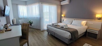 Chambre Supérieure | Minibar, in-room safe, soundproofing, iron/ironing board