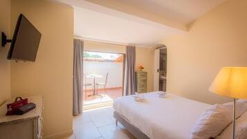 Chambre Classique, terrasse (Single) | Minibar, coffres-forts dans les chambres, ameublement personnalisé