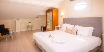 Family Room | Minibar, in-room safe, individually furnished, desk