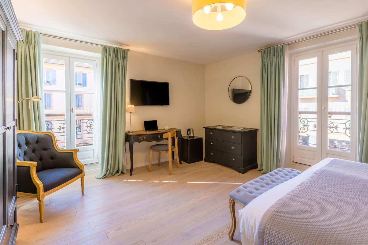 Premium-rum | Minibar, värdeförvaringsskåp på rummet, unika möbler och skrivbord