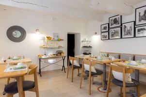 Petit déjeuner continental servi tous les jours en supplément