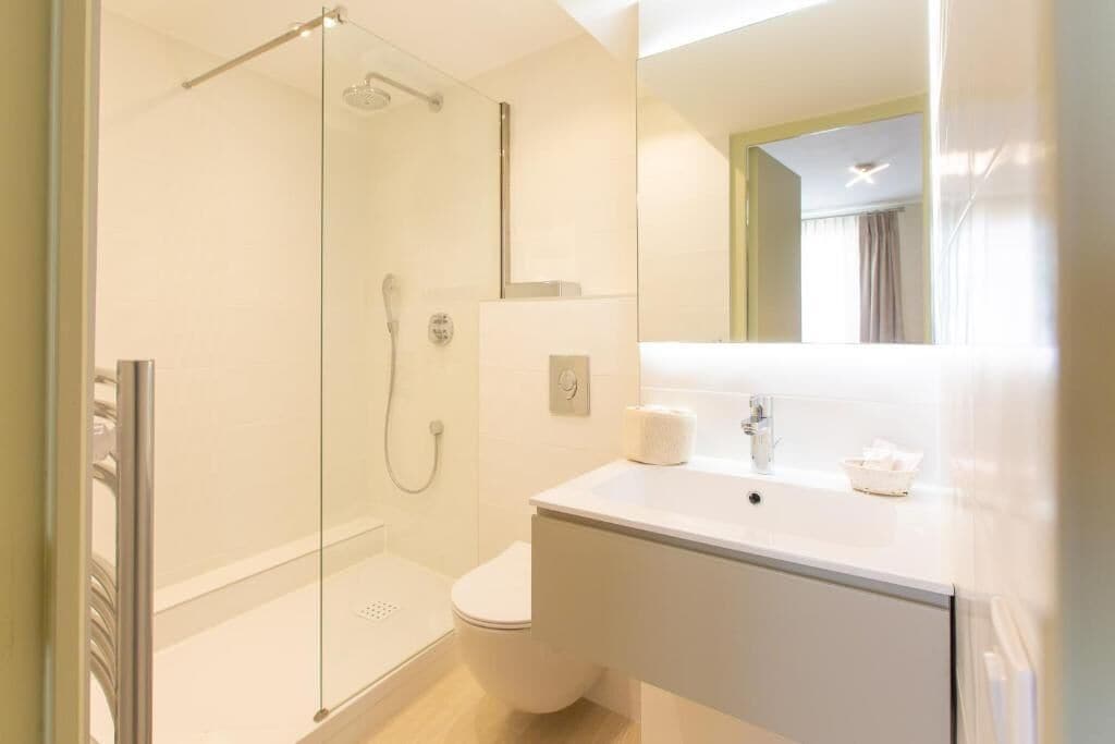 classic room | bathroom | shower, free toiletries, hair dryer, towels