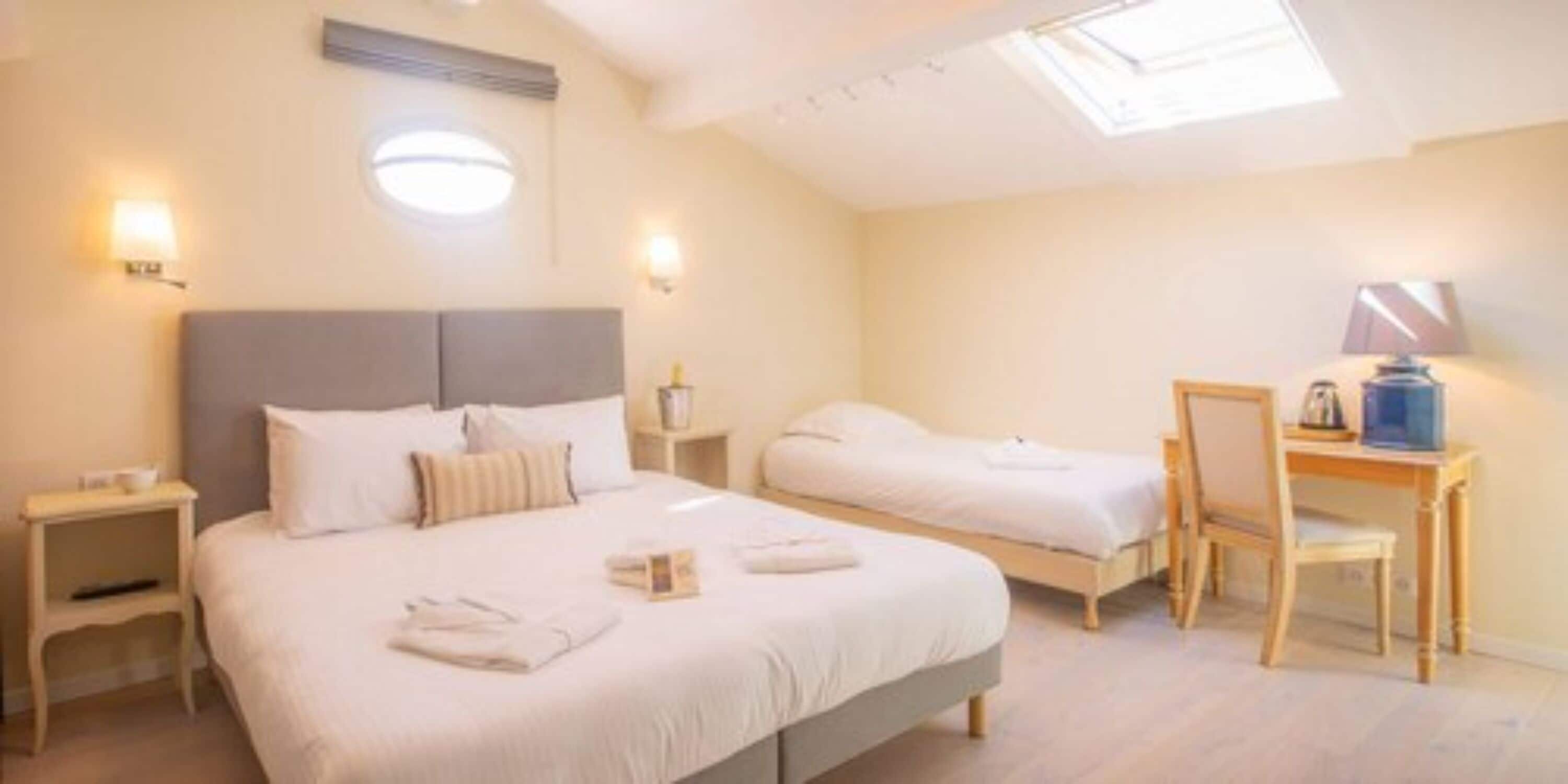 family room | minibar, in-room safe, individually furnished, desk