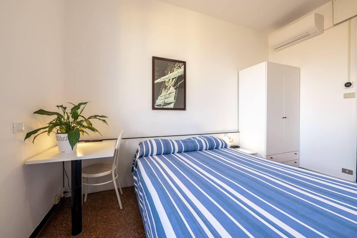 Double Room | In-room safe, desk, free WiFi