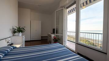 Doppelzimmer, Meerblick | Zimmersafe, Schreibtisch, kostenloses WLAN