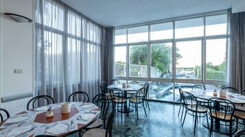 Tägliches inbegriffenes Frühstücksbuffet