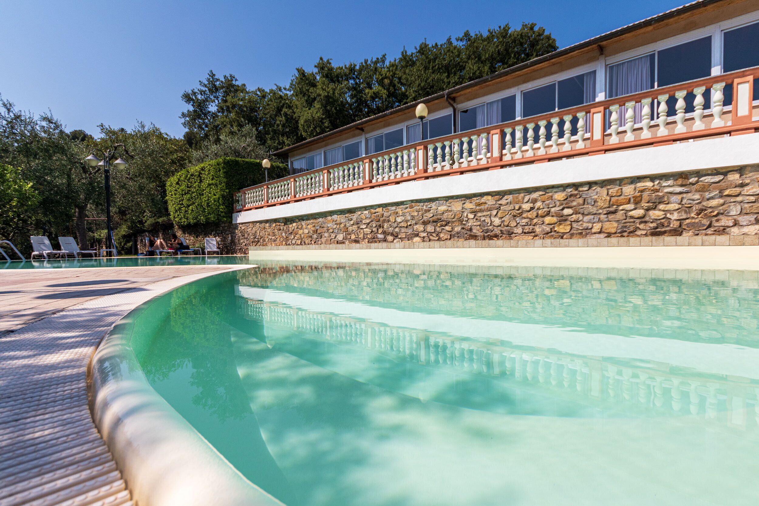 Piscine extérieure, parasols de plage, chaises longues