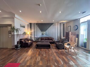 ฝ่ายต้อนรับ