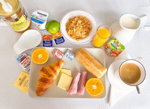 อาหารเช้าแบบบุฟเฟ่ต์ทุกวัน (EUR 12 ต่อคน)