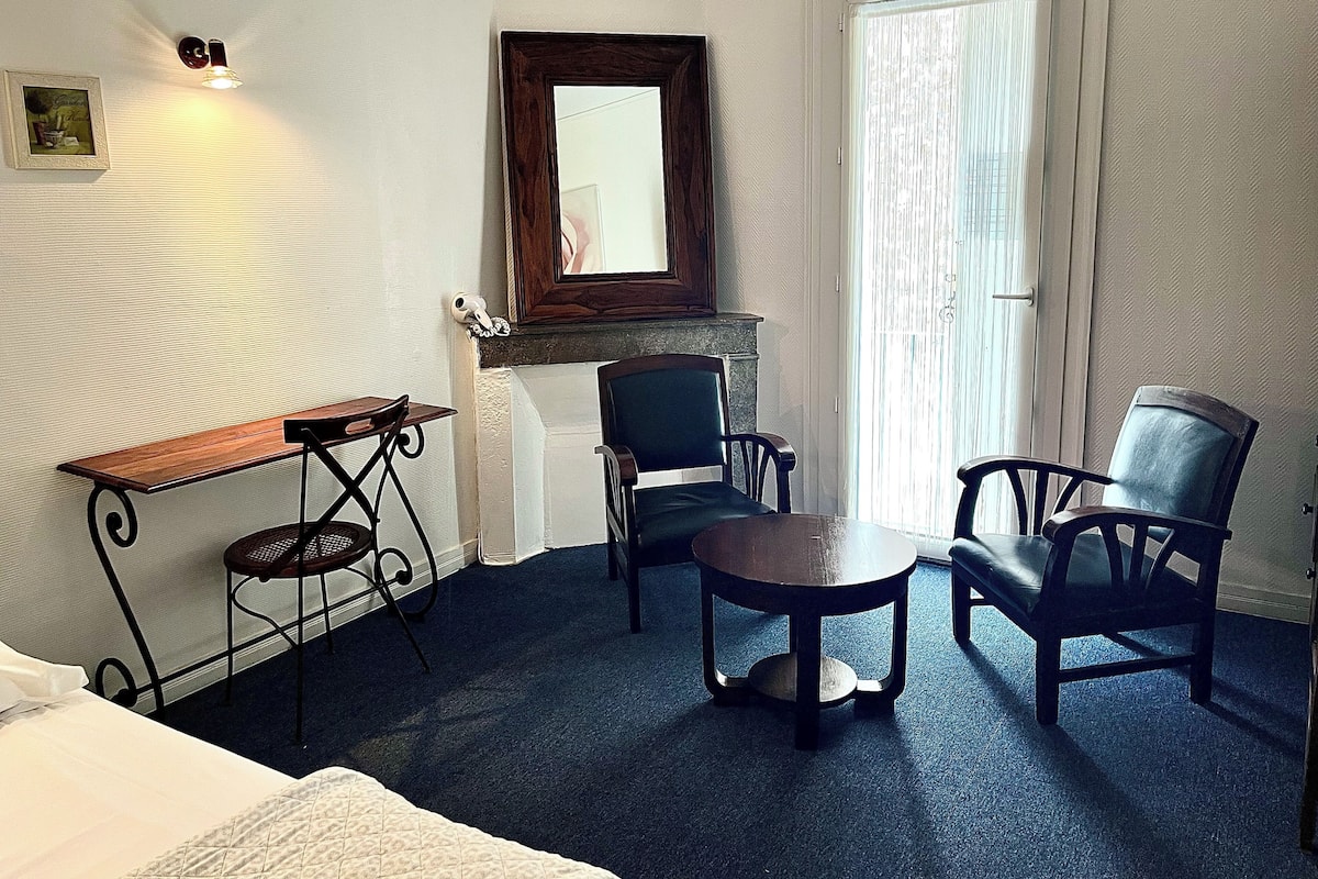 Desk, laptop workspace, soundproofing, free WiFi