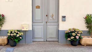 A double door with a plaque reading "HOTEL ENATIONAL" and a sign indicating room number 2. - Hôtel Le National (Sète)