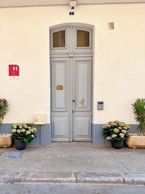 Front of property - Hôtel Le National (Sète)