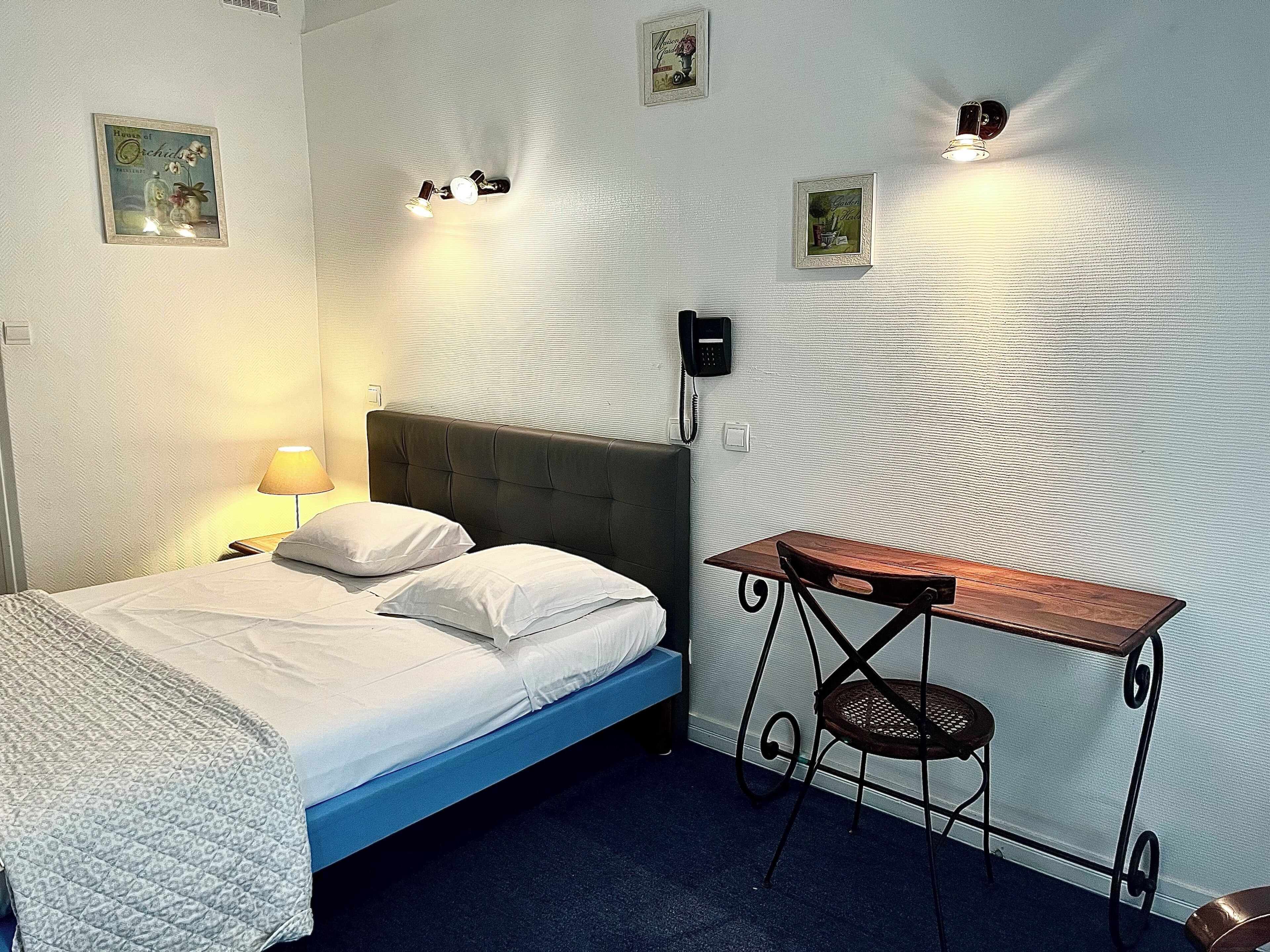 Enkeltrom – superior | Skrivebord, skrivebord for bærbar PC, lydisolert og wi-fi (inkludert)