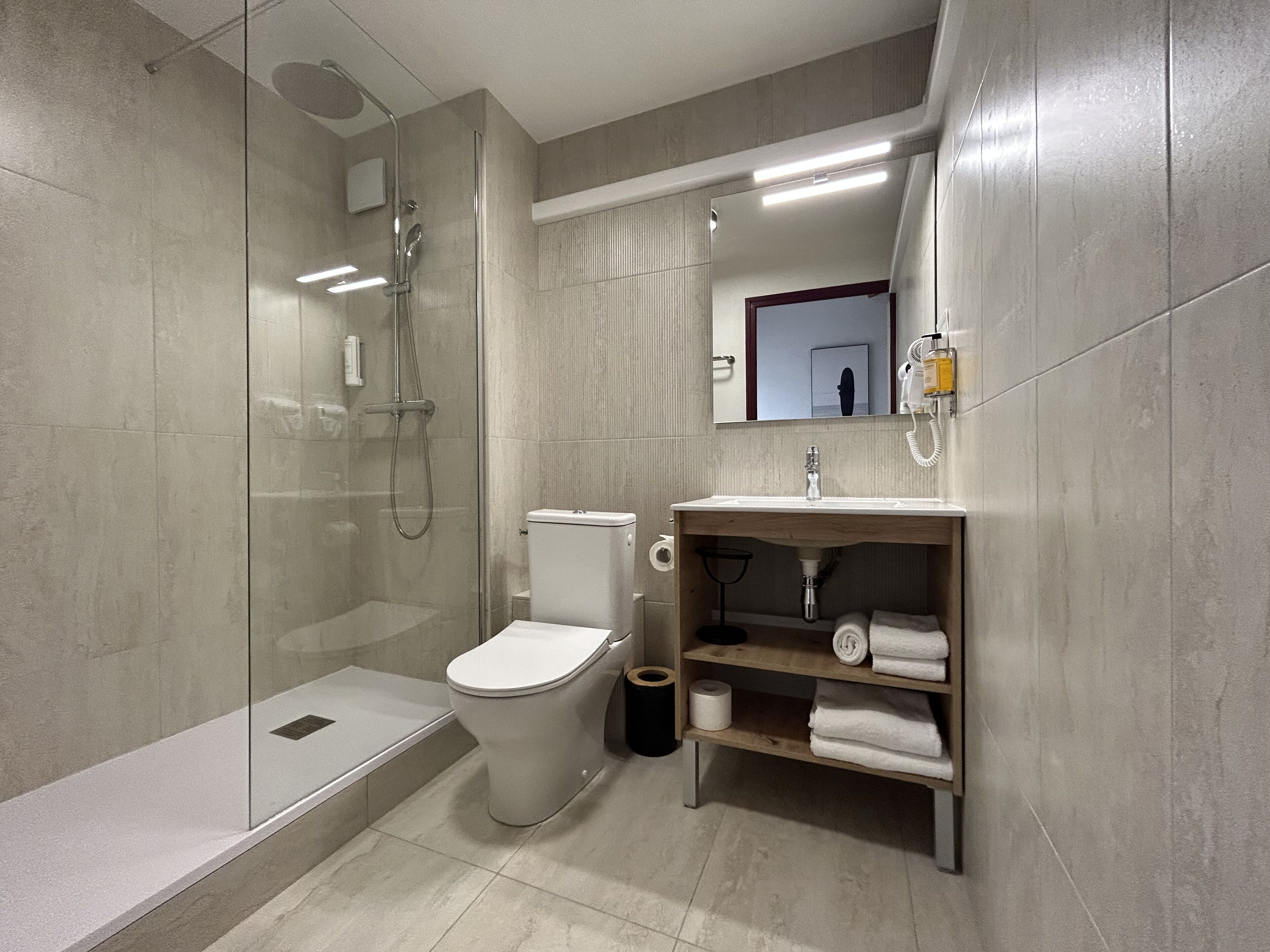 Standardzimmer, 2 Einzelbetten | Badezimmer | Kostenlose Toilettenartikel, Haartrockner, Handtücher