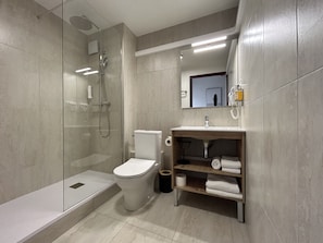 Habitación estándar, 2 camas individuales | Baño | Amenidades de baño gratuitas, secadora de cabello, toallas