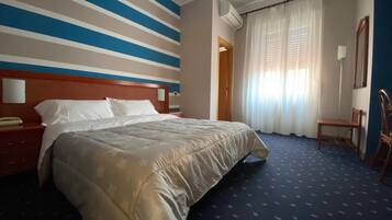 Copriletto in piuma, minibar, una cassaforte in camera, una scrivania