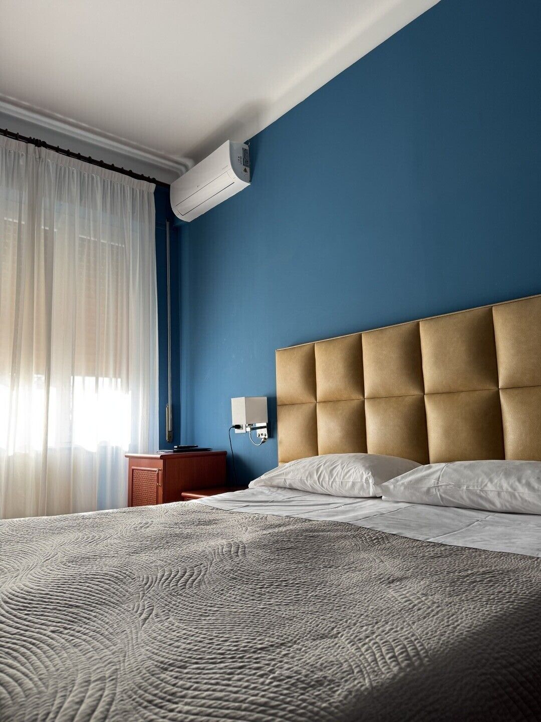 Cubrecamas, minibar, caja de seguridad en la habitación y escritorio 