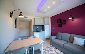 LCD TV, DVD player - Appart Hotel Lou Castelet (Carros)
