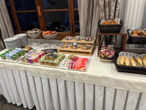 Café da manhã com buffet todos os dias (EUR 19.5 por pessoa)