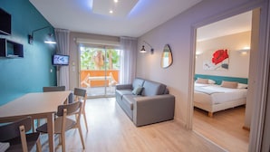 Une chambre d’hôtel moderne dotée d’un balcon, d’un coin repas et d’une chambre à coucher.
